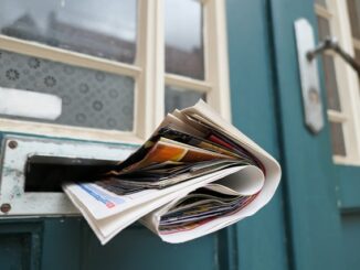 Zeitung mit Werbung im Briefkasten