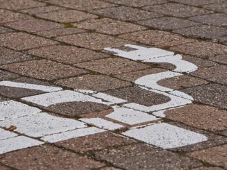 E-Ladesäulen-Icon auf der Strasse