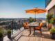 Balkon mit Sonnenschirmen