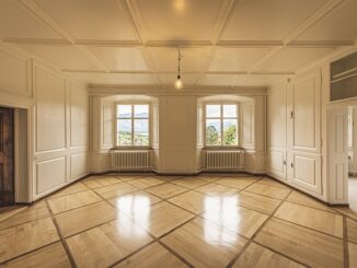 Blick in eine schicke unmöblierte Altbauwohnung