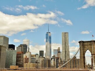 New York Manhattan über die Brooklyn Bridge