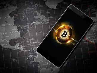 Bitcoin auf Handy vor Weltkarte