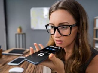 Frau benutzt den Voice Assistant auf ihrem Smartphone