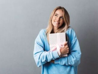 Frau freut sich über Geschenk