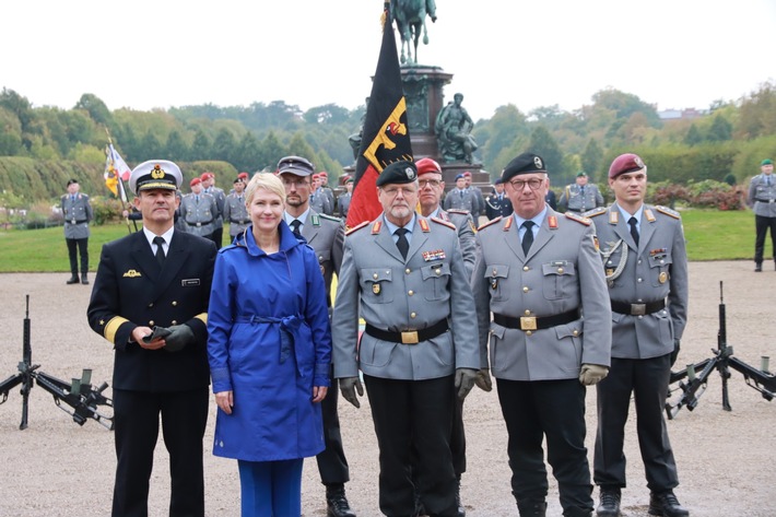 Landeskommando Mecklenburg-Vorpommern bekommt neue Führung General Uwe Nerger wird verabschiedet und mit Ulrich Reineke übernimmt erstmalig ein Admiral die Führung eines Landeskommandos | Flottillenadmiral Ulrich Reineke, Ministerpräsidentin von Mecklenburg-Vorpommern und Präsidentin des Bundesrates Manuela Schwesig, Brigadegeneral Uwe Nerger, Generalmajor Andreas Henne (v.l.n.r.)