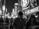 Belebte Strasse mit Bitcoin-Werbung