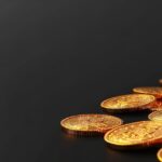 Goldmünzen vor schwarzem Hintergrund