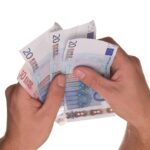 Hände mit Euroscheinen