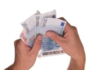 Hände mit Euroscheinen