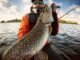 Angler mit grossem Fisch