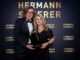 Hermann Scherer überreicht Excellence Award an Anja Bunse