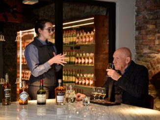 Joe Bausch (71) beim Tasting mit Aoife (27)