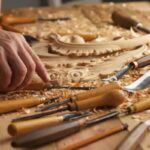 Schnitzverkzeuge und Holz