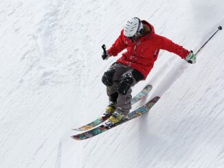 Skifahrer beim Manöver im Schnee