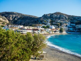 Strand auf Kreta mit Dorf