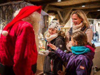 Den Weihnachtsmann treffen am Kiekeberg bei Weihnachtsmärkten des Kunsthandwerks