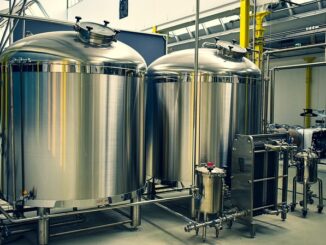 Edelstahlbehälter in einer Brauerei