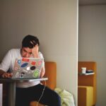 Junger Mann verzweifelt am Laptop