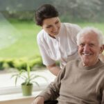 Senior mit Pflegerin