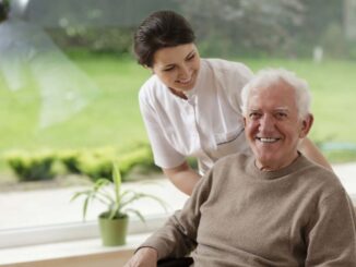 Senior mit Pflegerin