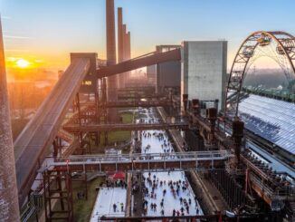 Zollverein-Eisbahn im Sonnenuntergang