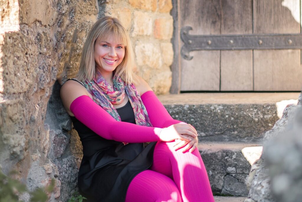 Eine Liposuktion ist kein Allheilmittel Lipödem-Patientin Tina Schwarz berichtet über ihre Erfahrungen | Tina Schwarz ist seit 2018 Lipödem-Coach und hilft als zertifizierte Ernährungsberaterin sowie Jumping- und Health-Trainerin Frauen im Umgang mit ihrem Lipödem.