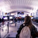 Frau am Flughafen