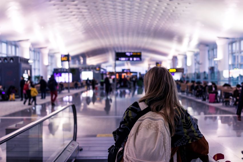 Frau am Flughafen | Frau am Flughafen