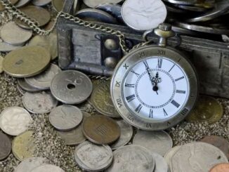Historische Münzen und Uhr