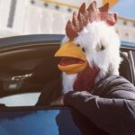 Mit Huhnkostüm im Auto
