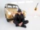 Udo Lindenberg vor dem DDR-Auto Trabant