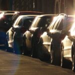 parkende Autos in der Abendsonne
