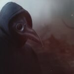 Doktor mit Pestmaske im Nebel