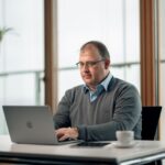 Experte für Stiftungswesen Sascha Drache von Ratgeber Stiftung am Laptop