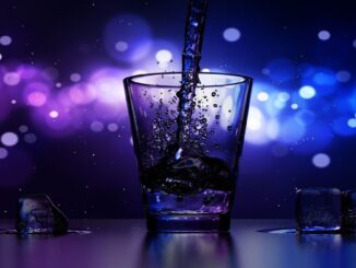 Glas in einer Bar mit blauer Beleuchtung