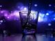Glas in einer Bar mit blauer Beleuchtung