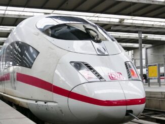 ICE der Deutschen Bahn im Bahnhof