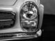 Detailaufnahme (Scheinwerferpartie) eines klassischen Mercedes-Benz SL