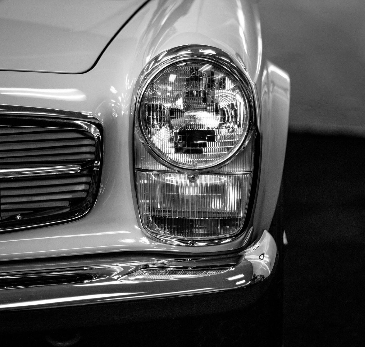 Oldtimer Faszination Geldanlage Stil und Zeitgeschichte | Detailaufnahme (Scheinwerferpartie) eines klassischen Mercedes-Benz SL