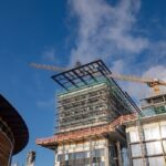 Baukran und Gebäude auf Baustelle