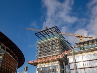 Baukran und Gebäude auf Baustelle
