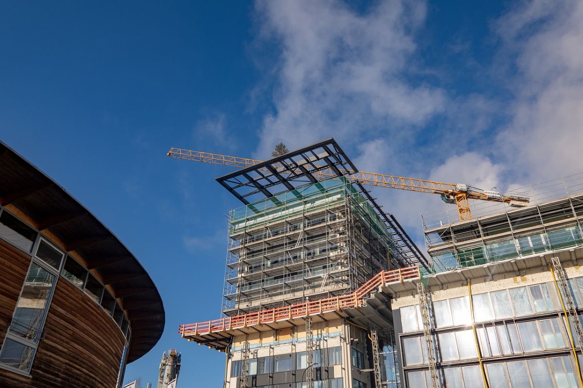 Baukran und Gebäude auf Baustelle | Baukran und Gebäude auf Baustelle
