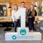 hundehotel.info Award 2025 Gewinner: Hunderesort Waldeck in Philippsreut (Bayern), Karin, Christian und Vanessa Koch (v.l.) freuen sich über die Auszeichnung