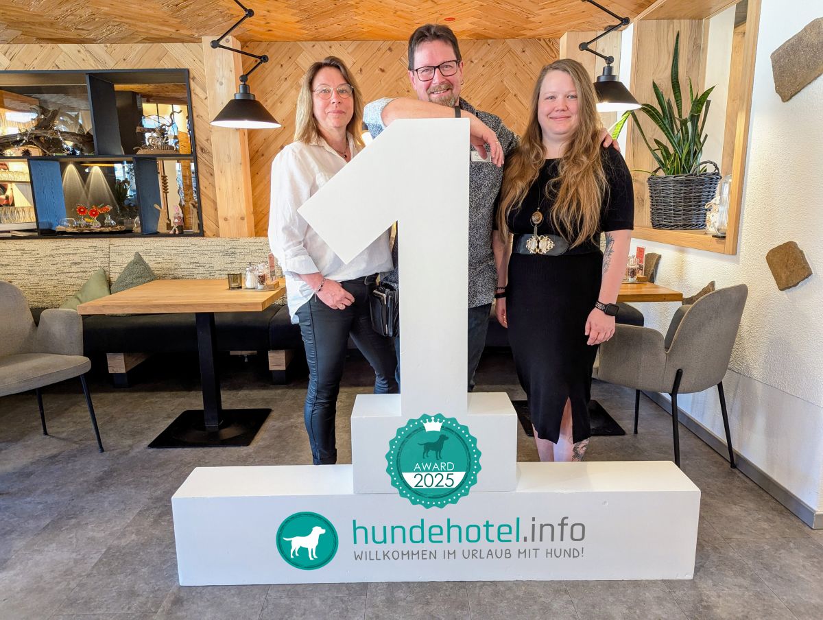 Bestes Hundehotel 2025 Hunderesort Waldeck | hundehotel.info Award 2025 Gewinner: Hunderesort Waldeck in Philippsreut (Bayern), Karin, Christian und Vanessa Koch (v.l.) freuen sich über die Auszeichnung