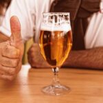 Daumen hoch mit Bierglas