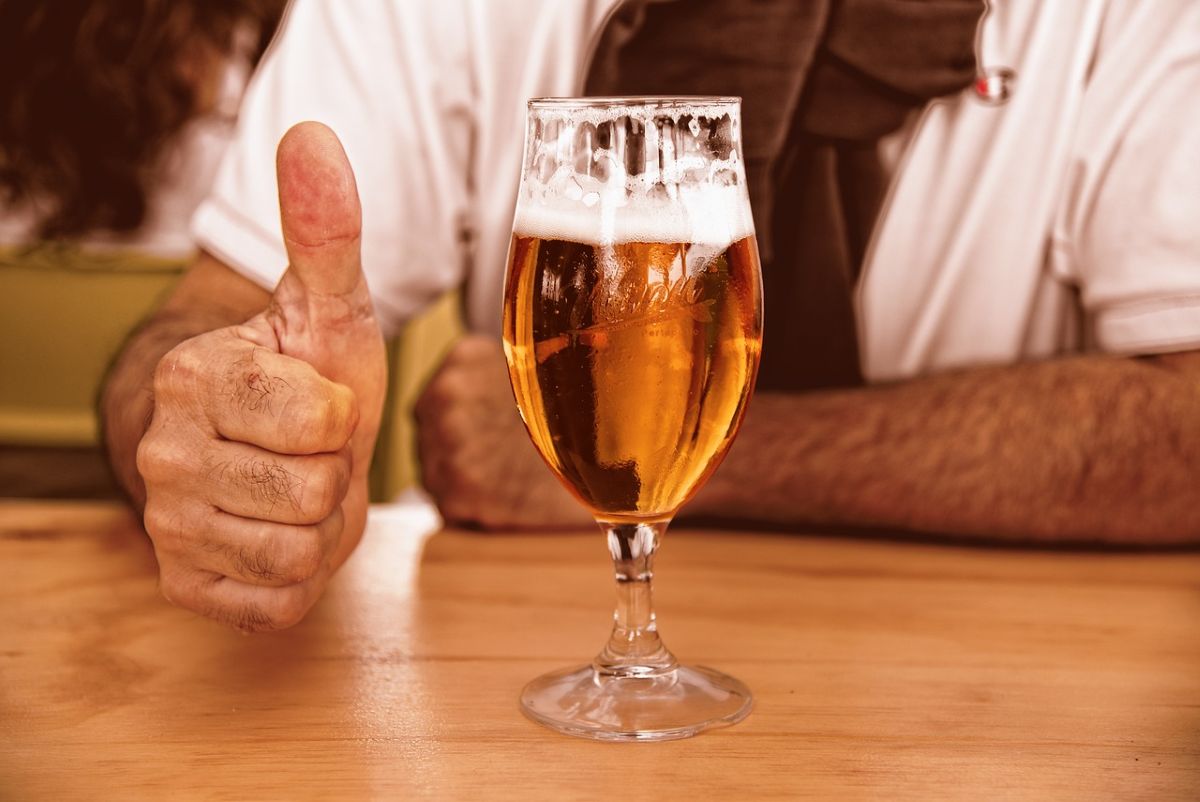 Daumen hoch mit Bierglas | Daumen hoch mit Bierglas