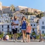 Familienspaziergang am Hafen von Ibiza