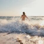 Frau rennt auf Sylt ins Meer