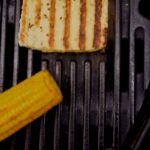 Grillgut auf einer Gasgrillplatte