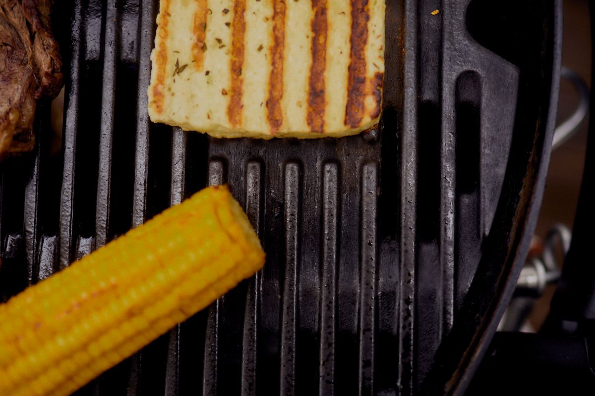 Grillgut auf einer Gasgrillplatte